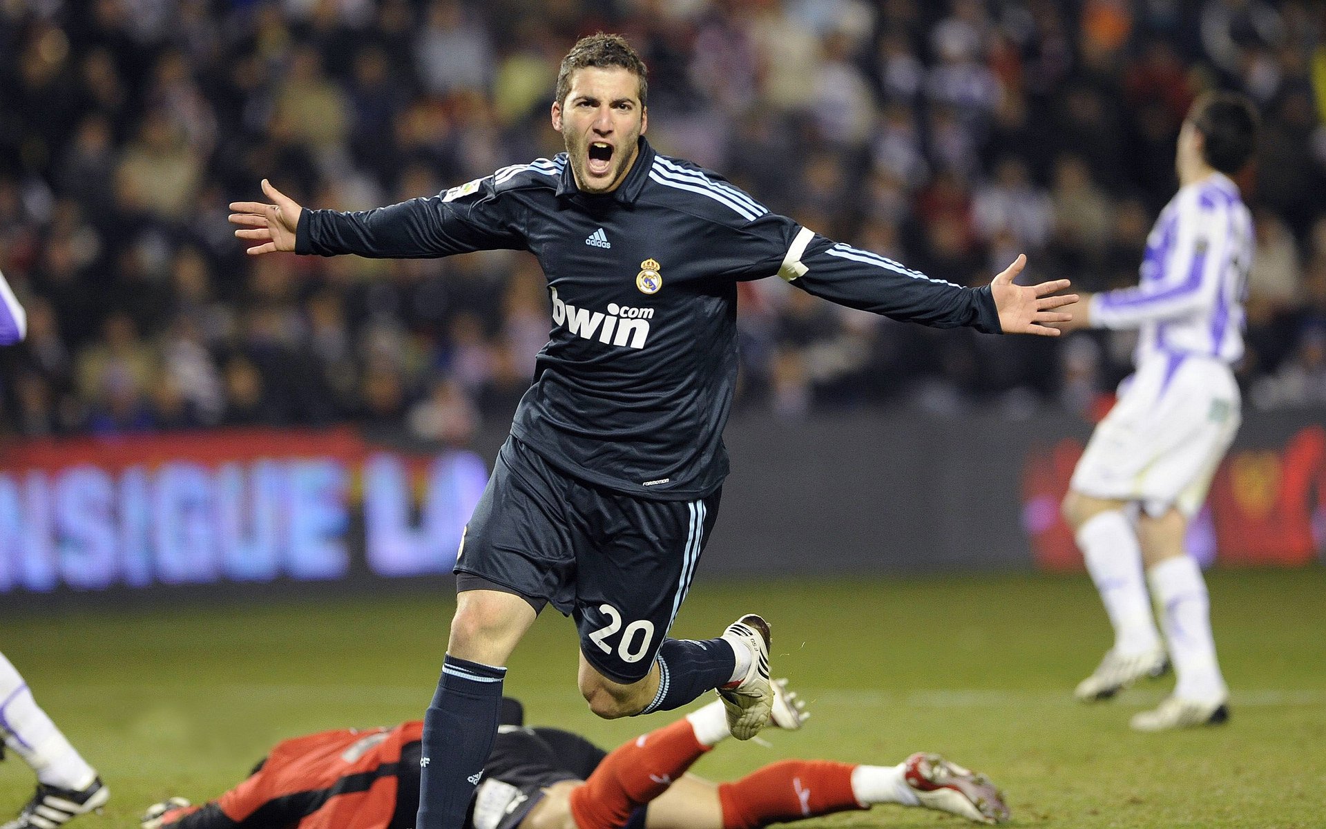 史密斯起跳反应制胜 澳中队紧随其后,史密斯跳车